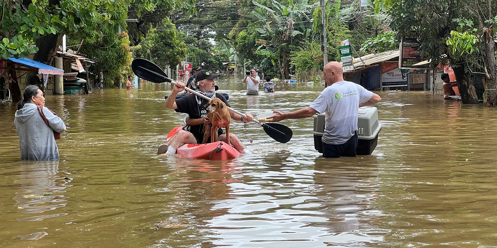 Philippines---Just-a-few-streets-away-from-paradise-18